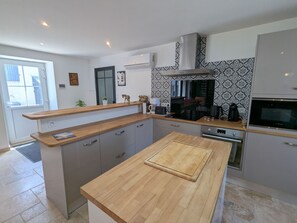 Fridge, microwave, dishwasher - Air-Conditioned Cottage with Garden in Tavers (Tavers)