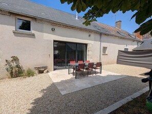 Outdoor dining - Air-Conditioned Cottage with Garden in Tavers (Tavers)