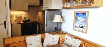 Een koelkast, een microgolfoven, een oven, een vaatwasser