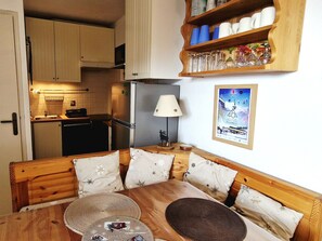 Réfrigérateur, four à micro-ondes, un four, lave-vaisselle