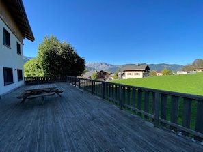 Outdoor dining - Elegant duplex in Crest-Voland center with parking and large terrace (Crest-Voland)