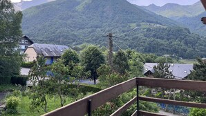A mountainous landscape with a house in the foreground and a mountain in the background. - Quiet apartment in Cauterets with private parking (Cauterets)