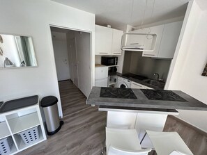 Kühlschrank, Mikrowelle, Wasserkocher mit Kaffee-/Teezubehör, Toaster