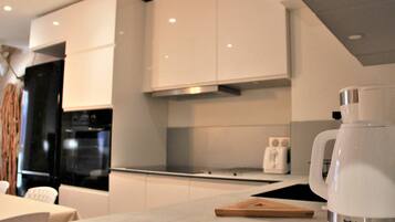 JÀÀkaappi, mikroaaltouuni, uuni, liesi