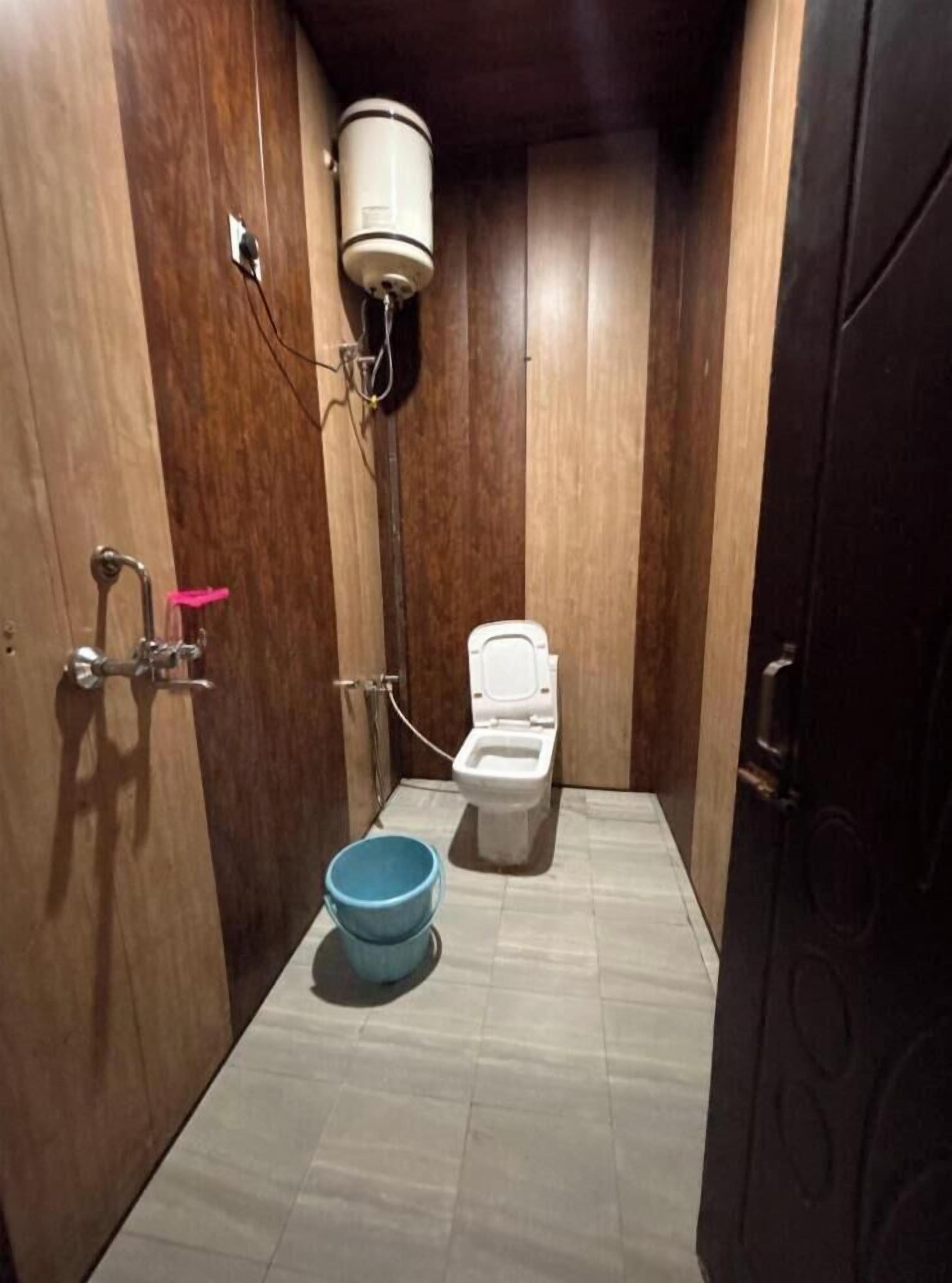 Shower, perlengkapan mandi gratis, handuk, dan sabun