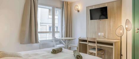 1 bedroom, desk, iron/ironing board, WiFi