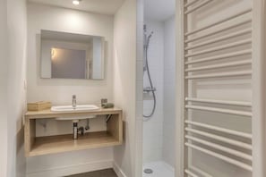 Shower, towels