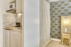 Fridge, microwave, stovetop, coffee/tea maker