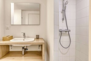 Douche, serviettes fournies