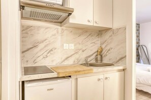 Fridge, microwave, stovetop, coffee/tea maker