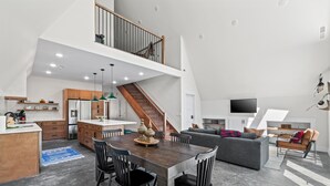 Eine moderne Loft-Wohnung mit Essbereich, Küche und Wohnraum.