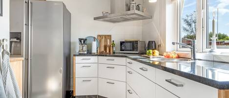 Kühlschrank, Mikrowelle, Ofen, Geschirrspüler