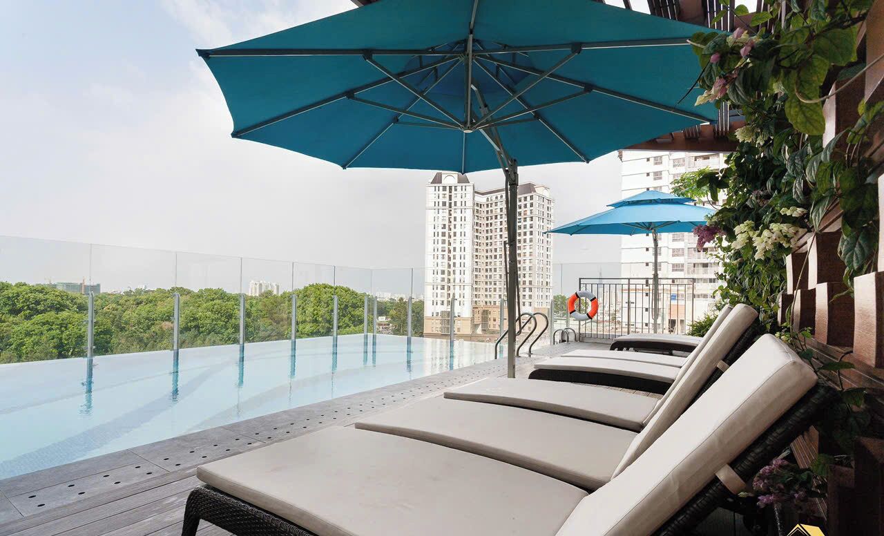 室外游泳池，開放時間為 06:00 至 21:00，提供泳池遮陽傘和日光浴躺椅