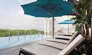 Piscine extérieure, parasols de plage, chaises longues