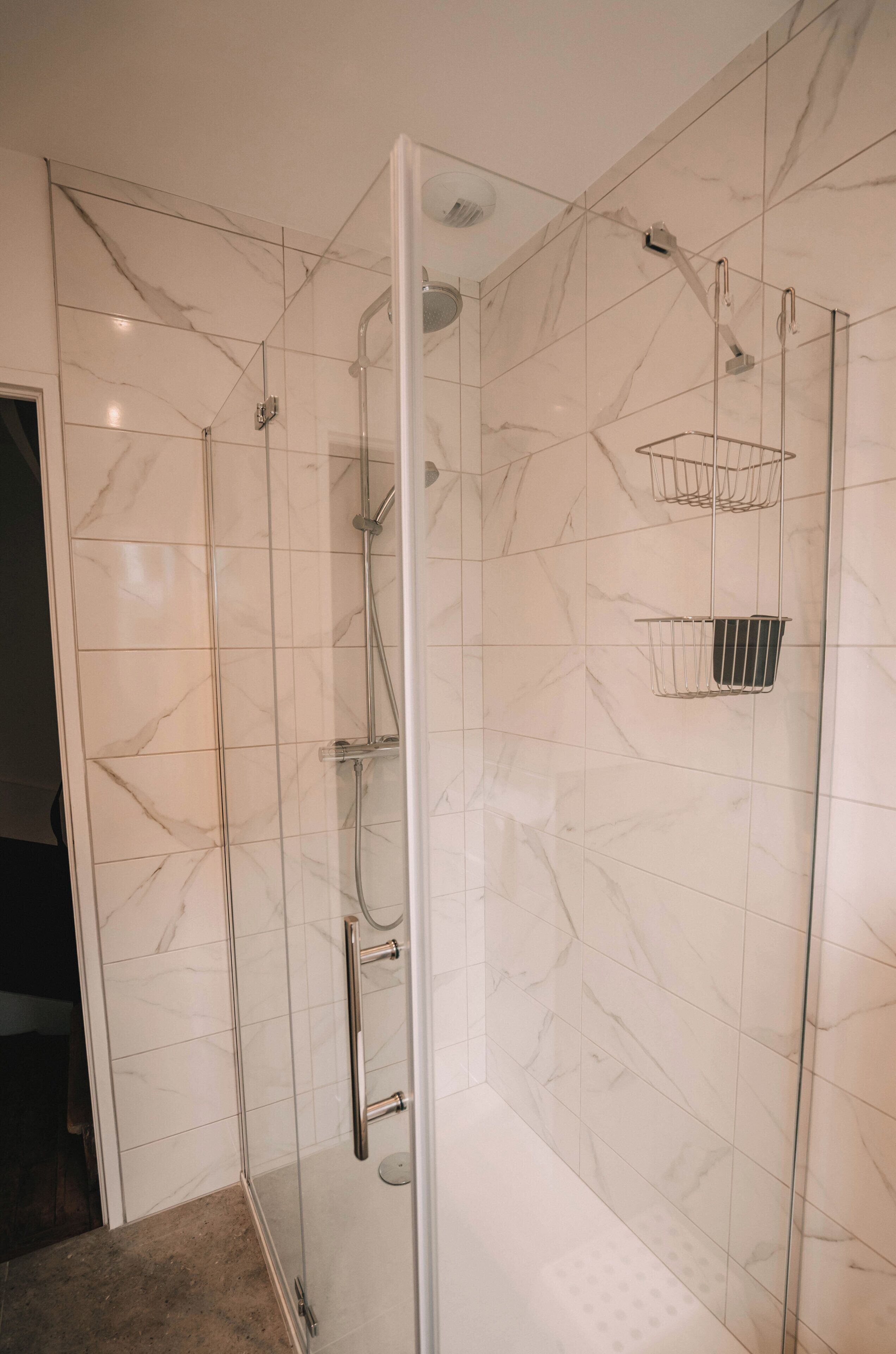 Douche, s èche-cheveux, serviettes fournies