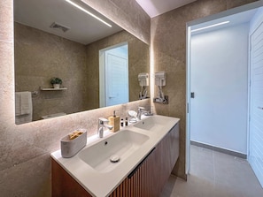 Shower, hair dryer, towels