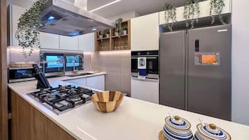 Fridge, microwave, oven, stovetop