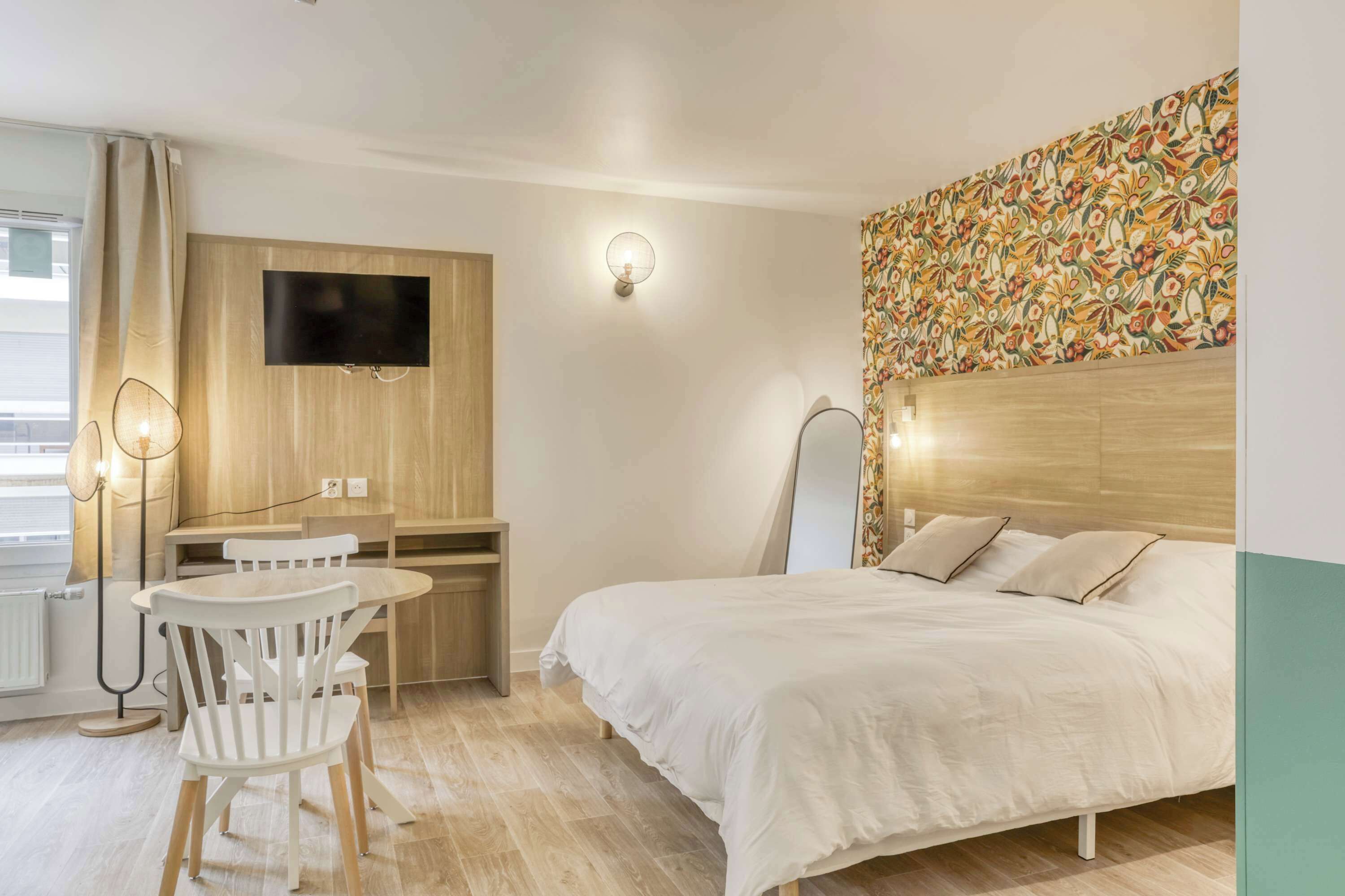 1 habitación, escritorio, tabla de planchar con plancha y wifi 