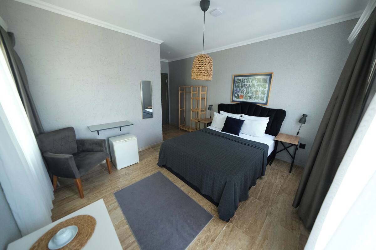 Economy Room | Desk, laptop workspace, WiFi (free)