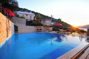 Piscine extérieure (ouverte en saison)