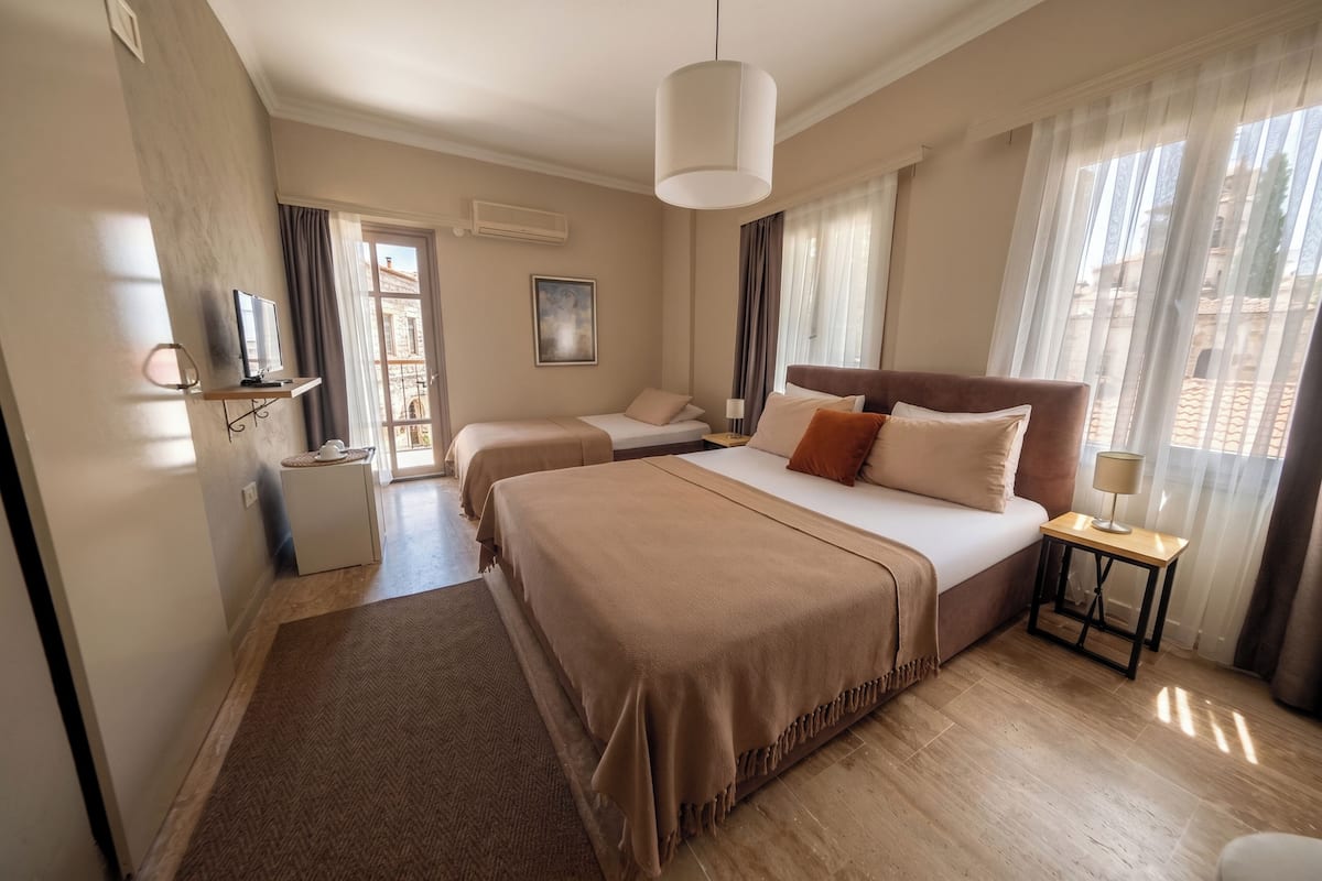 Economy Triple Room | Desk, laptop workspace, WiFi (free)