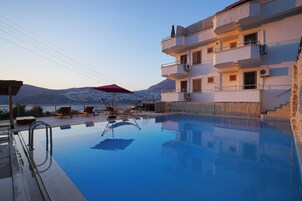 Una piscina al aire libre de temporada