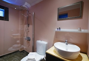 Standard Double Room | Bathroom | Shower, free toiletries, hair dryer, towels
