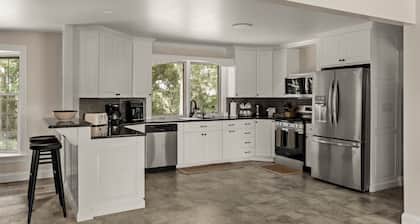 This house is a 5 bedroom(s), 3 bathrooms, located in New Holland, PA.