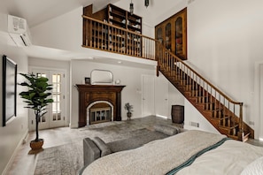 5 bedrooms, desk, iron/ironing board, travel cot