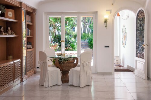 Elegant Mediterranean-style residence to enjoy the beauty of Ischia.