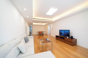 Departamento superior, 3 habitaciones, balcón, vista a la ciudad | Sala de estar | Smart TV
