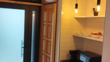 Kühlschrank, Mikrowelle, Wasserkocher mit Kaffee-/Teezubehör