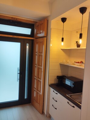 KĂŒhlschrank, Mikrowelle, Wasserkocher mit Kaffee-/Teezubehör