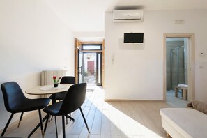 Dining - Apartment 'Cantine Cippone Room' with Shared Terrace, Wi-Fi and Air Conditioning (Monte Sant'Angelo)
