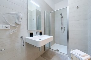 Douche, articles de toilette gratuits, sèche-cheveux