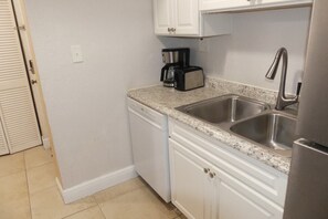 Fridge, microwave, oven, stovetop - Family-Friendly 2BR Condo Near Universal (Orlando)
