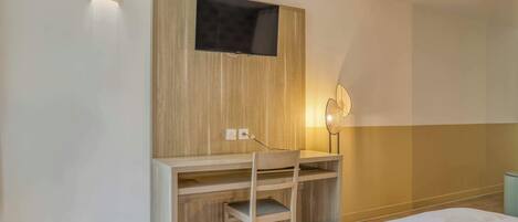 1 bedroom, desk, iron/ironing board, WiFi