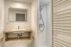 Shower, towels - Colivi Suite Annemasse: Proche Gare, Salon Séparé (Annemasse)