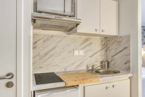 電子レンジ、コンロ、コーヒー / ティーメーカー、トースター