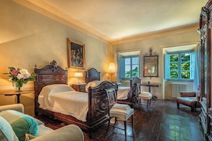 8 bedrooms, iron/ironing board, internet, bed sheets