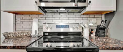 Kjøleskap, mikrobølgeovn, ovn og kokeplater