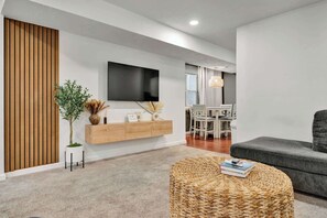 Televisión y oficina 