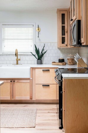 Fridge, microwave, oven, stovetop - Heron House-ON Lake Avalon w/kayaks-0.2 mi to MTB (Bella Vista)