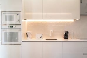 冷蔵庫、電子レンジ、オーブン、コンロ