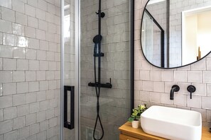 Dusche, Haartrockner, Handtücher