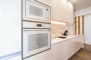 Fridge, microwave, oven, stovetop - Fennel Apartment, Campolide, Lisbon (Lisboa)