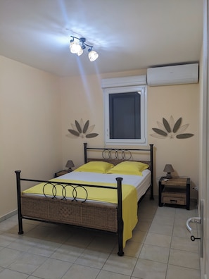 Iron/ironing board, free WiFi, bed sheets