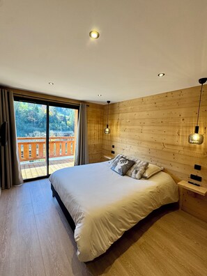 6 bedrooms, iron/ironing board, internet, bed sheets