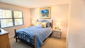 2 bedrooms, desk, iron/ironing board, travel cot - Taney Pointe~NEW Listing~Pointe Royale Resort~Pools~Hottub (Branson)