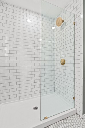 Dusche, Haartrockner, Handtücher, Shampoo